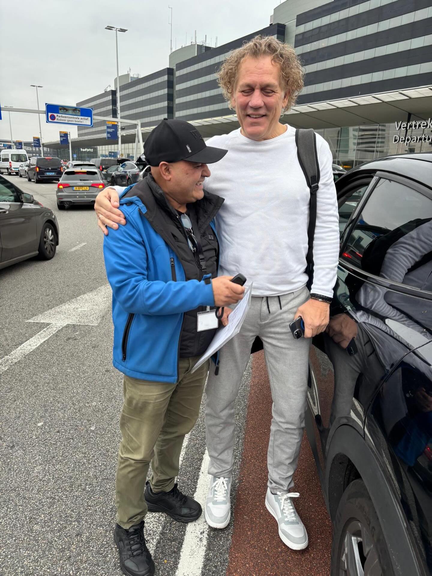 Ook BN’ers kiezen voor gemak en vertrouwen ✈️
Vanmorgen mochten wij Kees van der Spek verwelkomen op Schiphol.
Afgifte bij de vertrekhal, zorgeloos op reis.

#valetparkingschiphol #zorgeloosreizen #schiphol